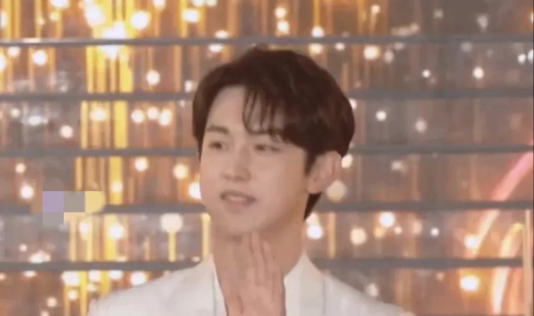 捕梦网|金鹰节直播生图:吴谨言沈梦辰状态好,看到汪涵瞬间笑出声