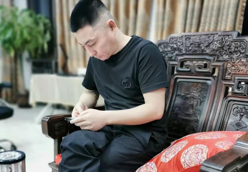 辽宁一企业家坐拥900万粉丝,怒砸苹果店,被妻子曝光富养私生女