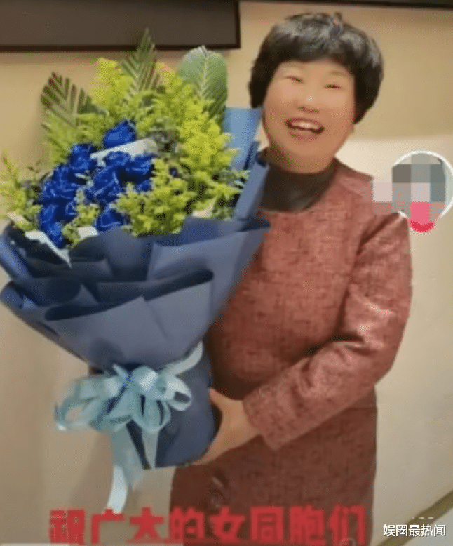 郭希宽|郭希宽送杜妈蓝色妖姬,寓意敦厚善良,杜妈笑容满面,姚策太可怜