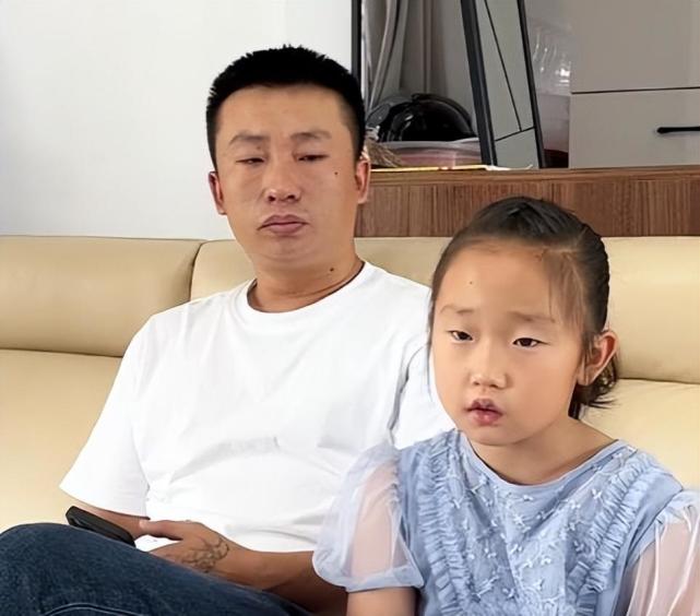 |9岁杨子钰沦为“流量密码”，亲妈靠她不断吸粉，亲爸需要她赚钱