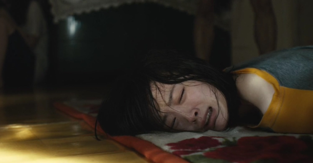 只因拨错一个电话,被41名男子折磨,父亲为钱求女儿和解