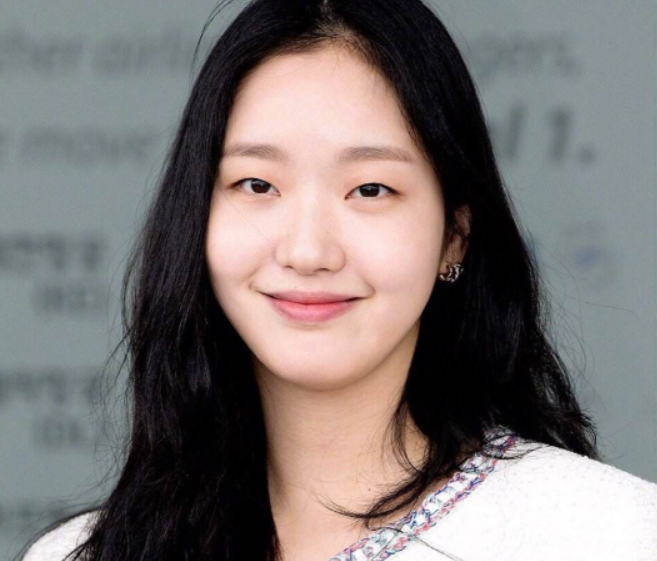 梨泰院|金高银捐1亿韩元做善事 出道10年获孔刘应援 热爱中国被大众喜爱