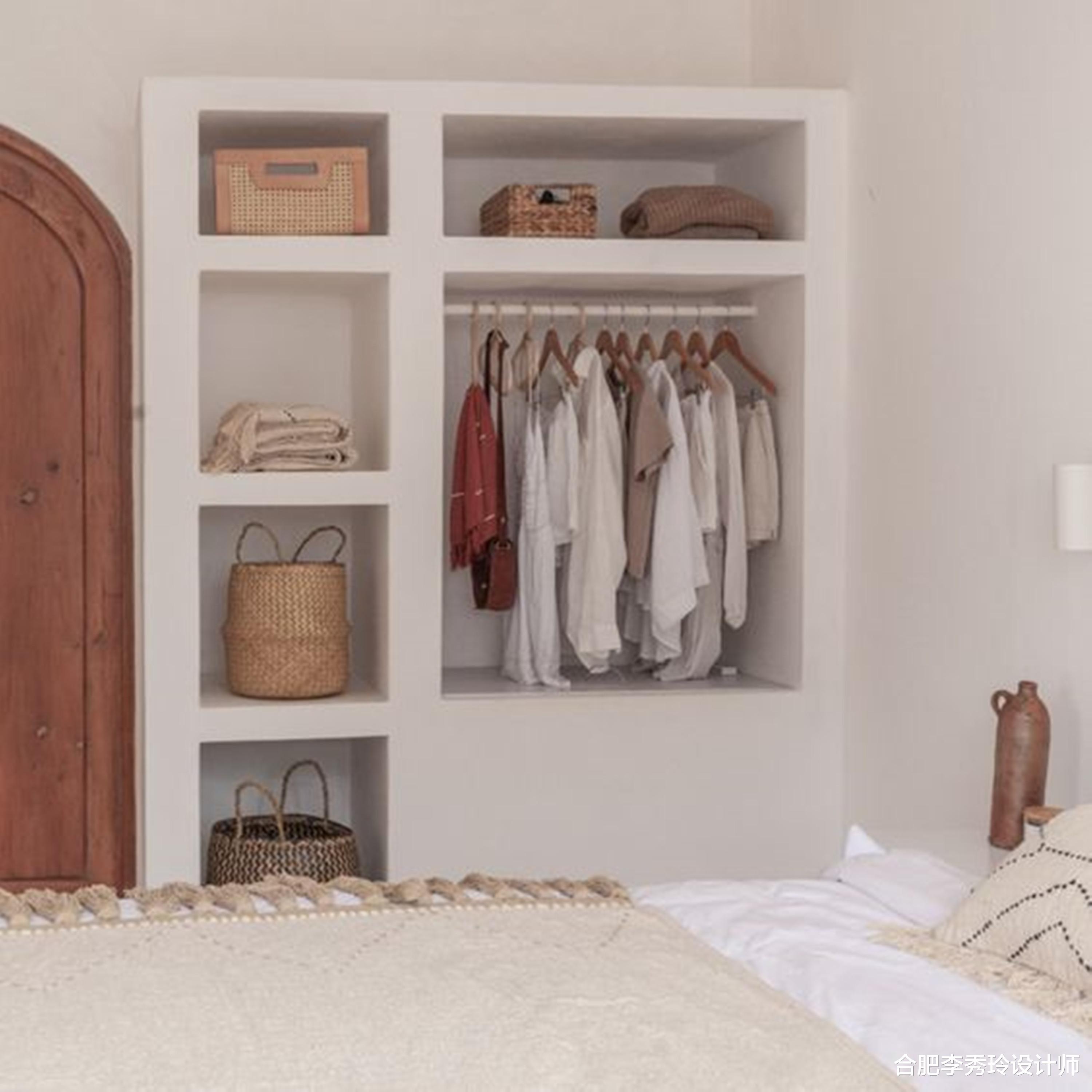 这应该是我见过最省钱的衣柜了，用砖砌，柜门也不要，简单耐用