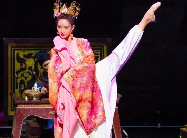 金晨|金晨“纸片芭比”身材火上热搜，二头肌抢镜，精瘦背后有多自律？