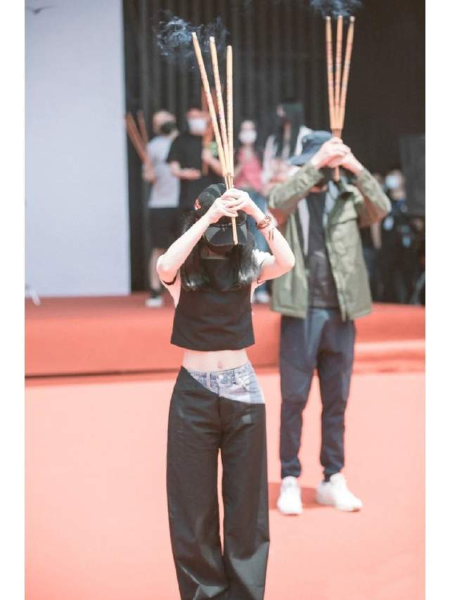 赵丽颖|赵丽颖也可以靠身材上热搜!新剧秀蚂蚁腰,网友:小身材大气场