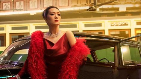 巩俐|57岁巩俐曝近况！满面春风身材完美如少女，5个高大保镖身边紧随