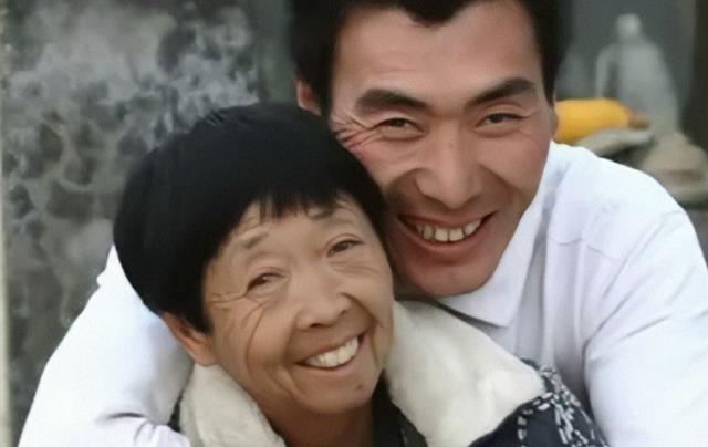 玉琴与大爷开心跳舞,玉成面色忧伤称永不放弃,网友:风水轮流转