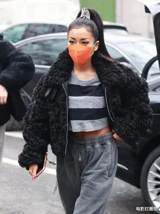 春晚|春晚二次联排：张小斐美目顾盼，邓超比心暖人，吉克隽逸红裙吸睛