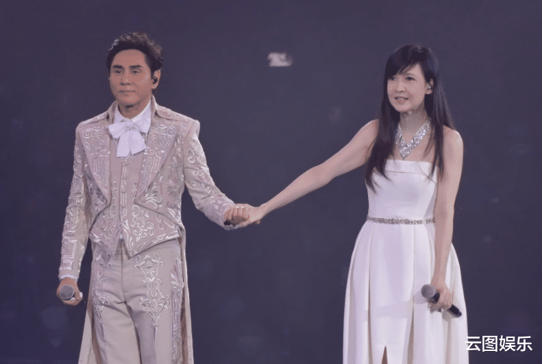 黄凯芹|周慧敏现身黄凯芹演唱会!54岁穿露背装大秀身材,皮肤白到发光