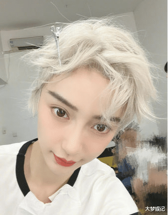 Angelababy Angelababy全新造型，激短发入镜！穿西装被拍…全网：太帅了