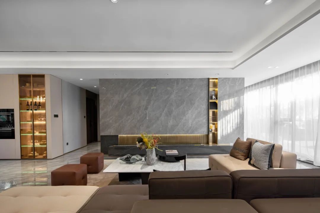 大户型的品质生活,简单中透露着清淡的奢华、高贵