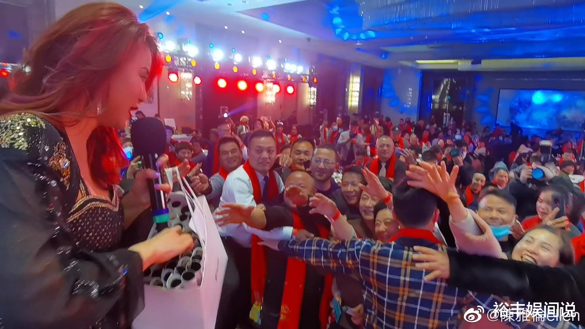 陈雅伦|知名艺人陈雅伦疑遭遇“咸猪手”，内地商演打扮性感，场面险失控