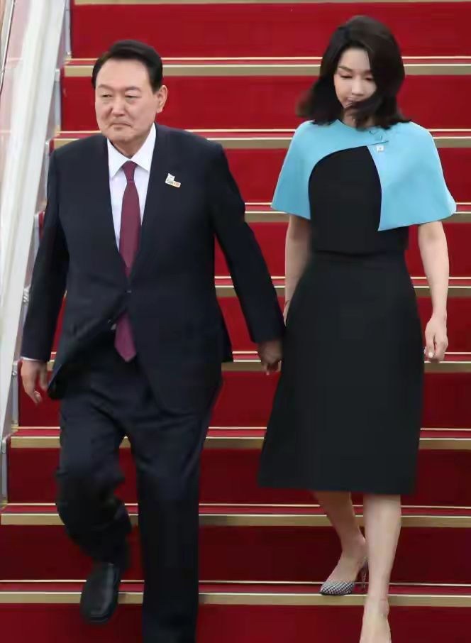 大衣|被韩国第一夫人美到了！穿灰色大衣秀出天鹅颈，真看不出有50岁