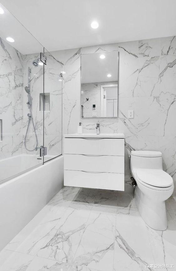 不到6㎡的卫生间,搭配瓷砖务必遵循“墙浅地深”口诀,提亮不显压抑