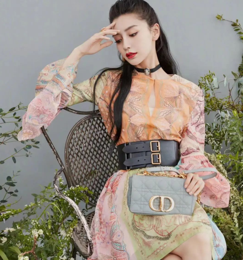 Angelababy|模特身份出道的杨颖，五官特别的立体，衣品一流