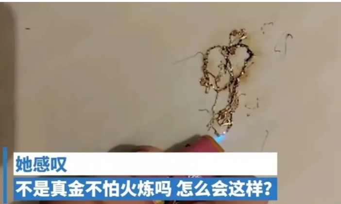 “真金不怕火炼?”四川成都,一女子在家洗头发,拿下金项链发现上面缠了不少头发