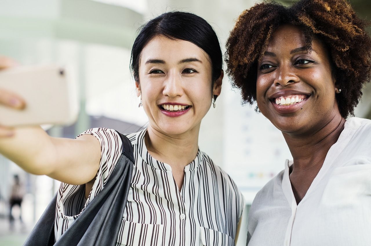 微笑|职场中不可只顾埋头苦干,工作中也要经营世故,如何搞好职场社交