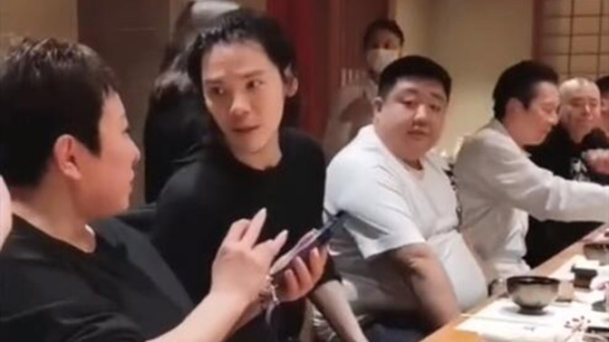 向太|向太直播庆功宴曝光，坐角落抽烟查向佐手机，儿子向佑罕露面胖成球目测200斤