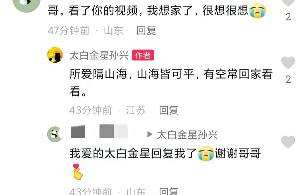 孙兴|58岁孙兴田间认真干农活,掰玉米手上冒青筋,两鬓斑白全身黑似炭