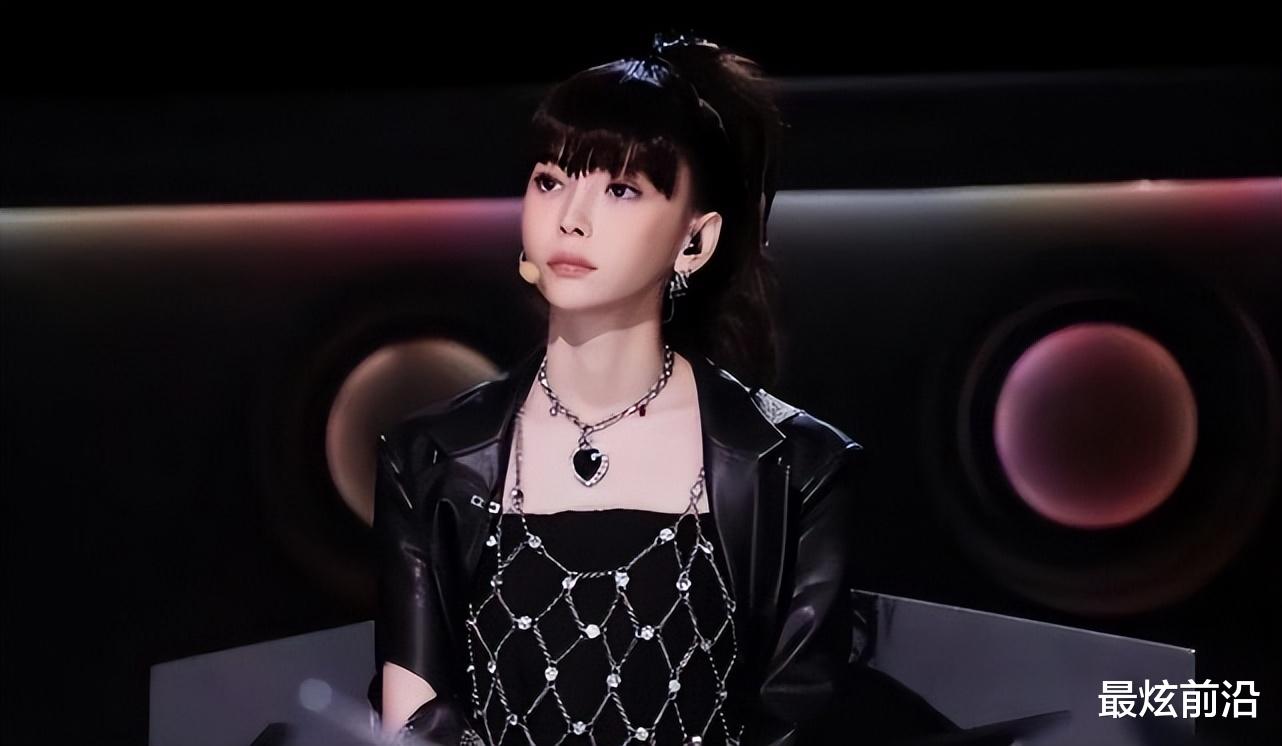 短发 于文文还是适合露额头，齐刘海太死板且油腻，果然是发型决定气质