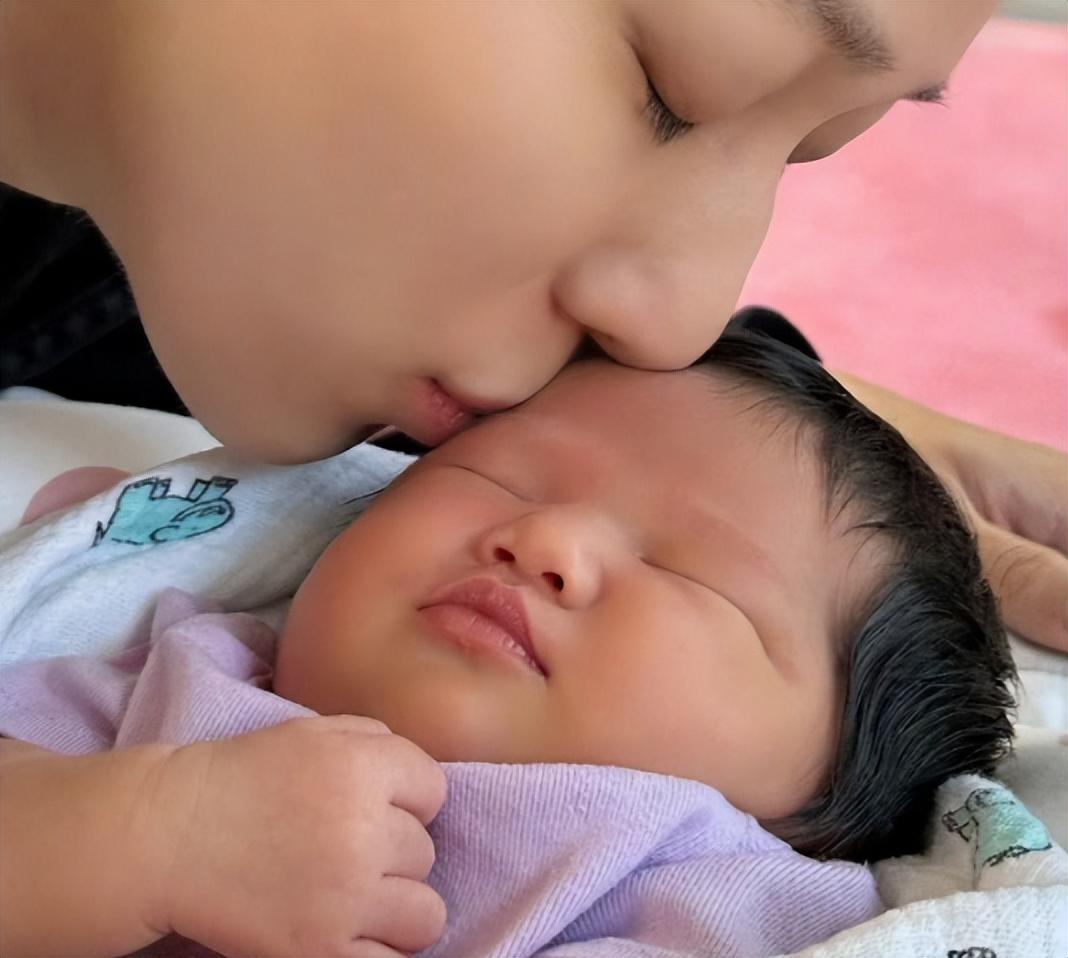 TVB|选美冠军,TVB花旦,38岁宣三胎产女,将正式封肚,一家五口温馨