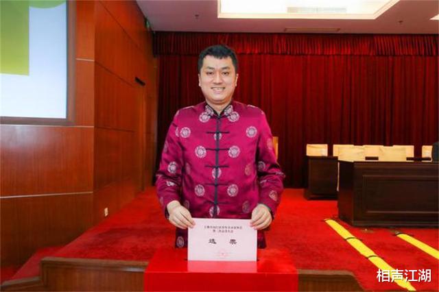 相声|李宏烨再次评价郭德纲,自认为三个方面完胜,姜昆无可超越