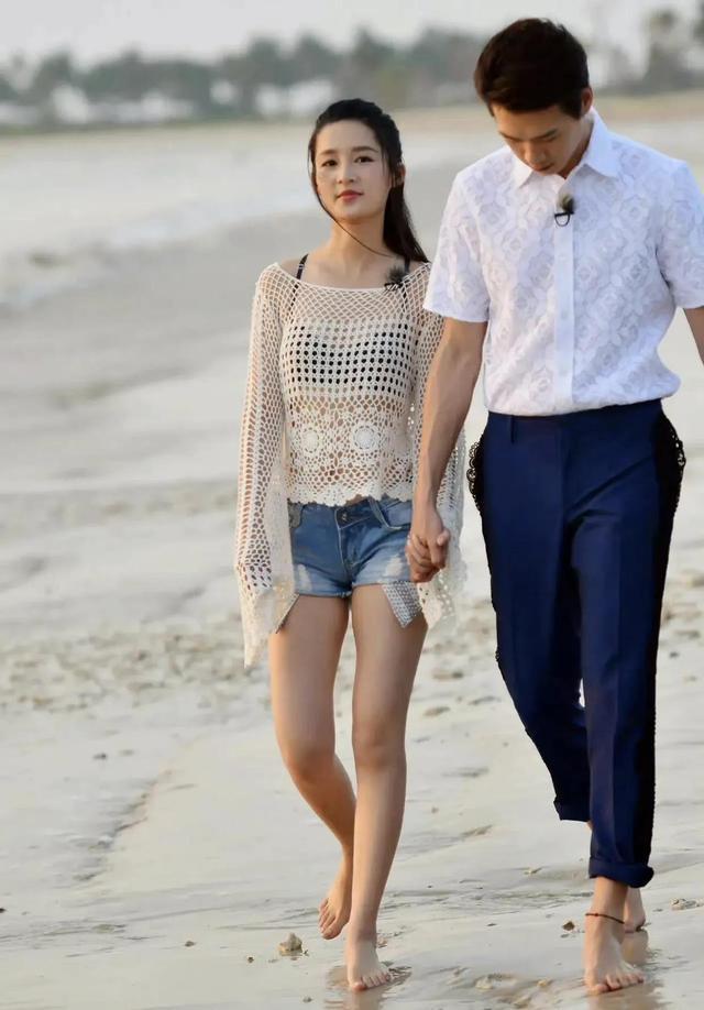 魏大勋|镂空的上衣和短裤，李沁性感中带着青春少女的气息，魏大勋害羞了