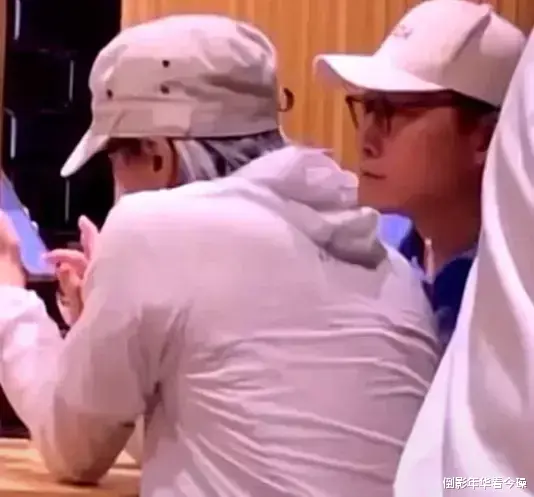 周星驰|周星驰近照曝光，有网友在香港某日料店，拍到60岁周星驰的照片