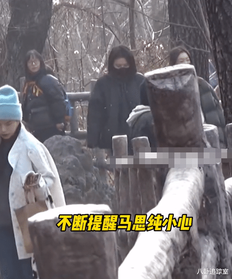 周冬雨|周冬雨被骂太心机!约马思纯爬山秀姐妹情,多次直面狗仔偷拍镜头