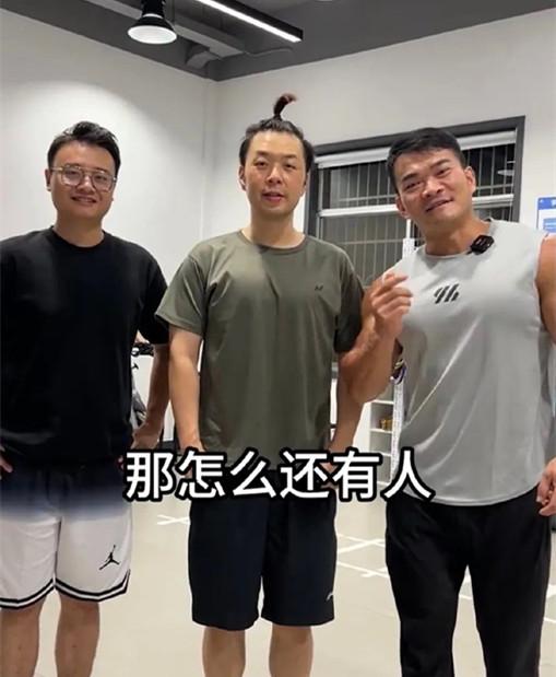 可乐 杜海涛近照大变样,暴瘦30斤侧身挺拔,却面部下垂明显