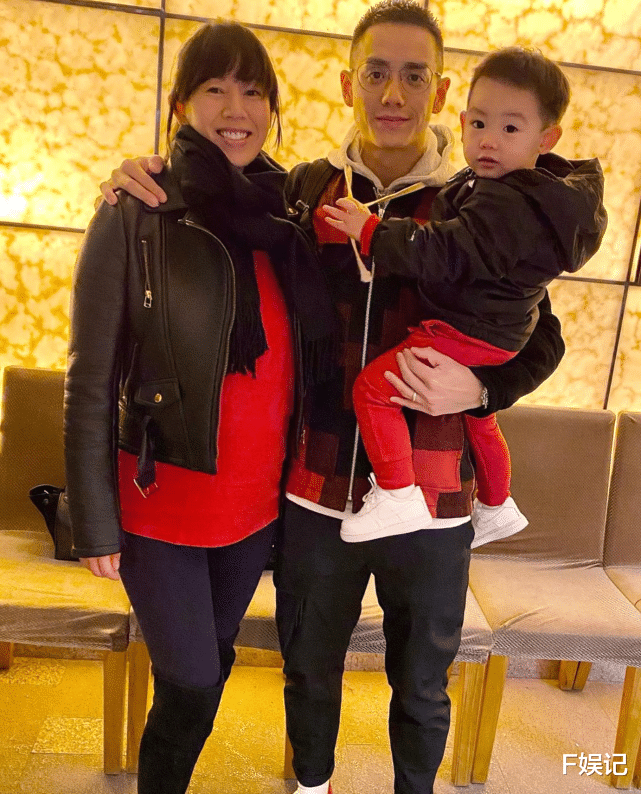 梁靖琪|下月将迎来小儿子出生！梁靖琪晒老公和儿子在家玩耍的温馨互动