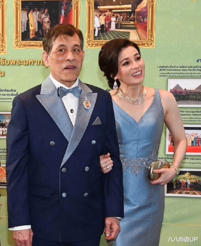 苏提达 苏提达盛装去听音乐会，刘海烫个卷儿时髦又洋气，气质堪比女明星