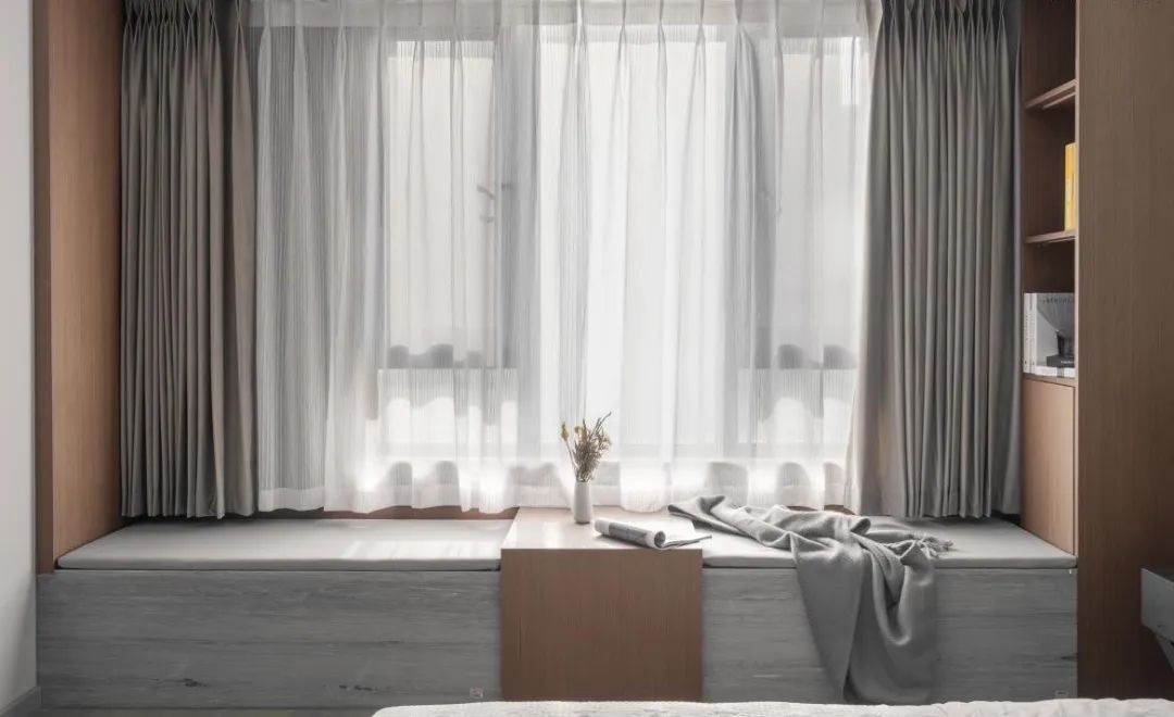 其实飘窗不能砸更省钱,这样跟书桌组合在一起,收纳办公更实用!