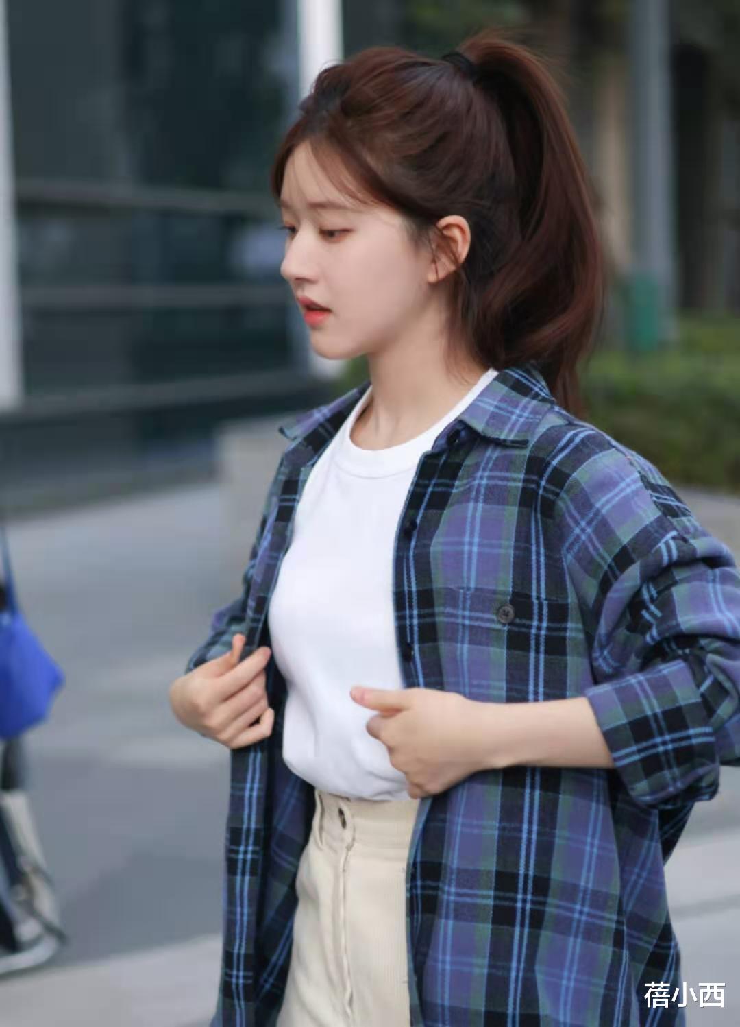 赵露思 “赵露思”真会穿,普通格纹衬衫扎高马尾,青春活力像个大学生