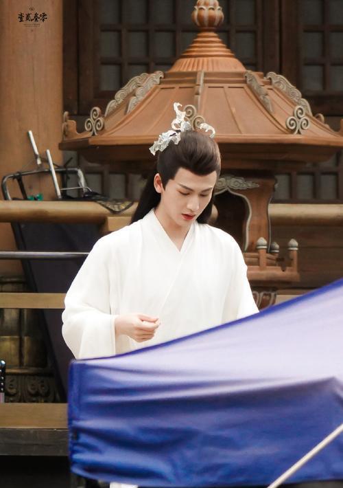 张凌赫|浓颜系帅哥张凌赫自称是勇敢告白型，称白鹿是前辈，两人亦师亦友