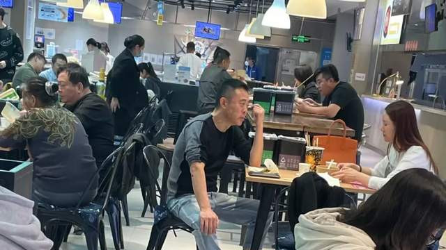 |侯勇与三婚妻子吃快餐，前两婚70后和80后，三婚90后至今还没生娃