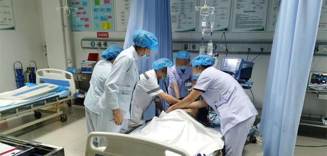 案例:71岁大爷追求38岁大姐,跳广场舞时求爱,被拒后赌气喝农药