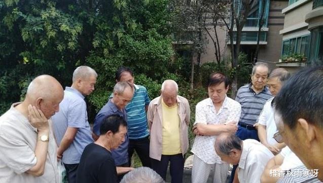 象棋|在路边摆“象棋残局”赚钱的人，不怕遇到象棋高手吗？