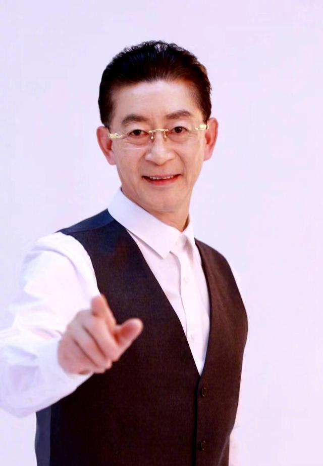 六小龄童|63岁六小龄童晒与妻子于虹的新照,夫妻俩结婚34年,生有一个女儿