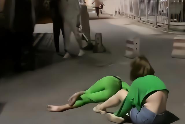 回顾两女子醉酒后瘫倒街边,形象全无衣衫不整,网友:她们被绿了