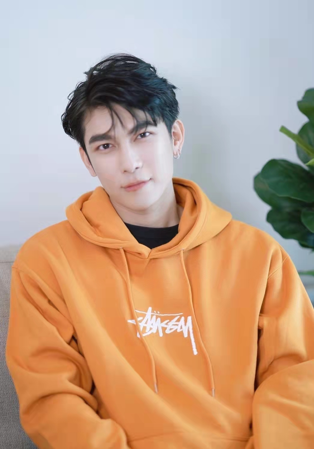 |泰男星中国粉丝顶风集资！用钱堆两米高蛋糕，钞票做礼物装满卡车