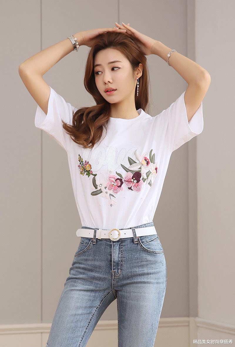 牛仔裤|白色的T恤搭配牛仔裤，简约又时尚耐看，秒变职场达人