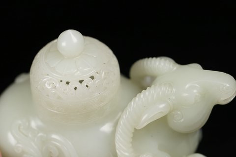 |旧藏 晚清和田玉羊香薰摆件