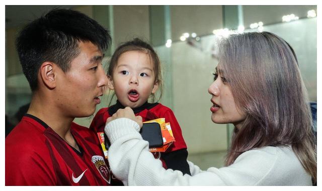 莫小贝|男足队员的漂亮老婆们,多是模特和空姐,个个肤白貌美大长腿