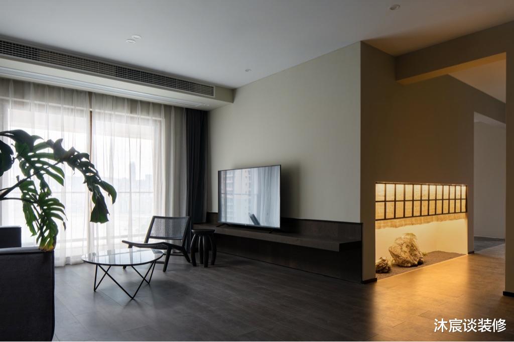 她家不豪华,氛围很清净,进屋就被治愈了,这正是我一直想找的家