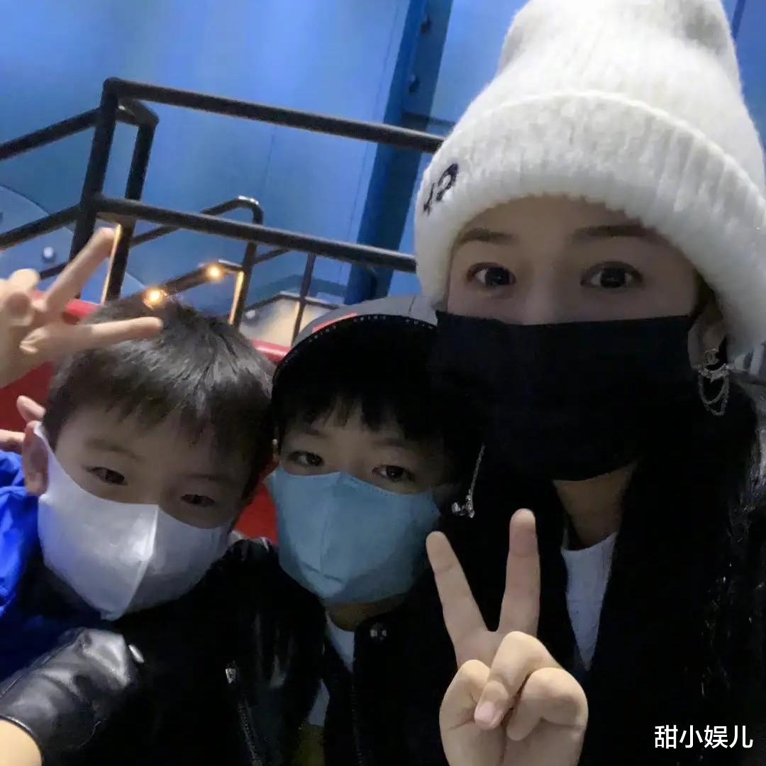 陈妍希|陈妍希合影稳居C位，儿子正面照曝光，“星二代”颜值有天花板了