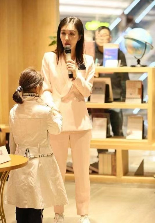 考试|田朴珺太爱凹独立女强人,穿奶白色西装故意强势,难怪王石着迷