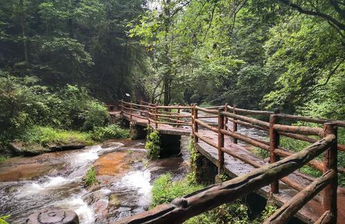 |四川一5A景区走红，由两条峡谷构成，景色秀雅游客络绎不绝