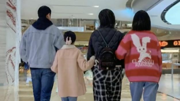 鲍蕾|陆毅鲍蕾携女儿们逛街，丈母娘负责拍照，14岁贝儿身高接近一米七