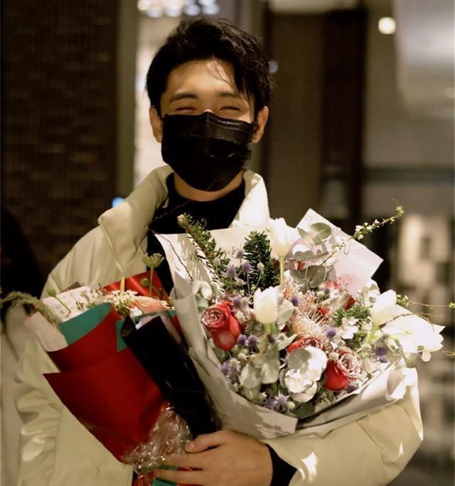 秦霄贤|德云社的秦霄贤,一脸疲惫地在录制一整夜的直播,难怪秦能火